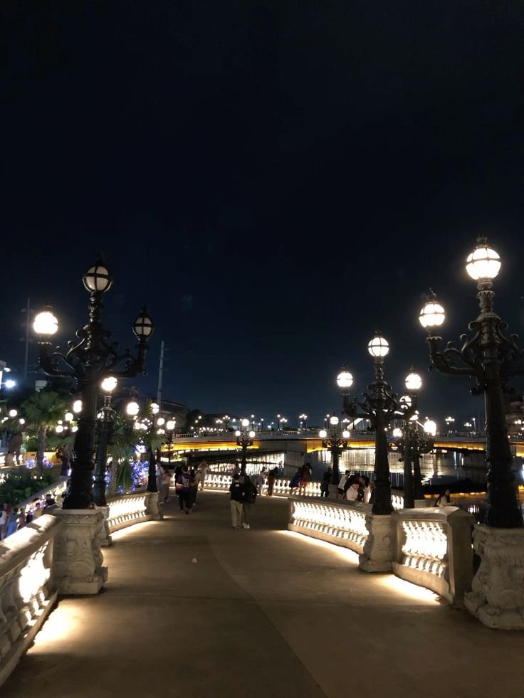 Spanning the historic Pasig River and connecting the district of Binondo to Lawton, the Jones Bridge Esplanade is one of Manila's most charming public waterfront walkways.